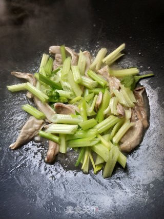 Stir-fried Pork Belly with Parsley recipe