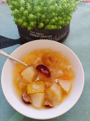 Tremella Pear Soup (good for Removing Dryness in Autumn, Clearing Fire, and Moisturizing Lungs) recipe