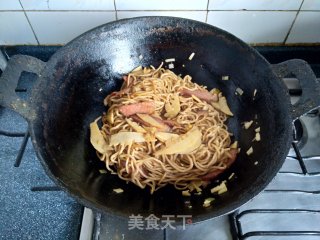 Braised Noodles with Bacon and Bamboo Shoots recipe