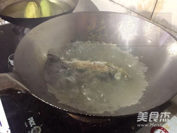 Casserole Crucian Carp Stewed Tofu Soup recipe