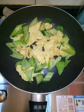 Scrambled Eggs with Green Pepper and Cucumber recipe