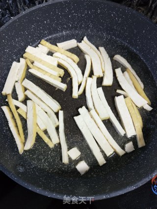 Stir-fried Dried Tofu with Leek and Moss recipe