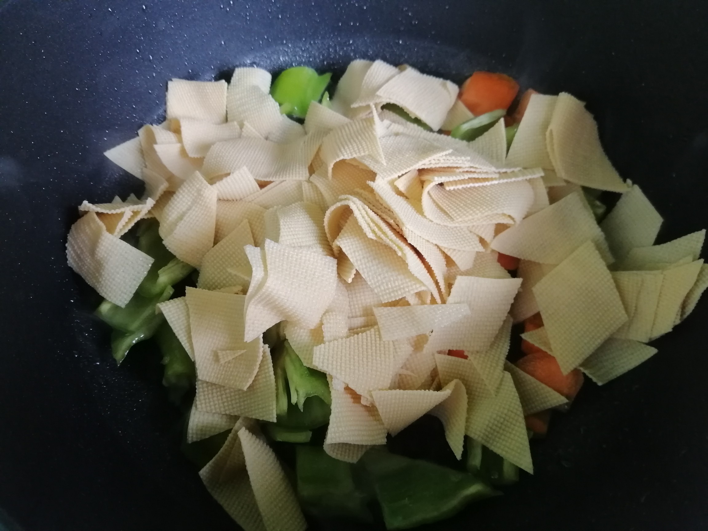 Stir-fried Tofu Skin with Carrot and Pepper recipe