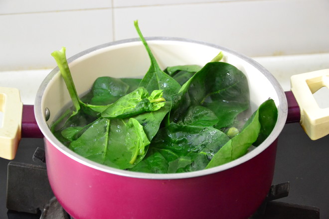 Spinach Noodles with Fried Sauce recipe