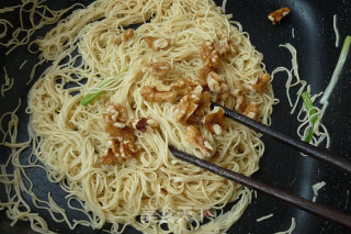 Fried Noodles with Walnuts recipe