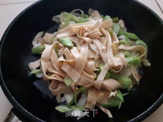 Stir-fried Bean Curd with Green Garlic recipe