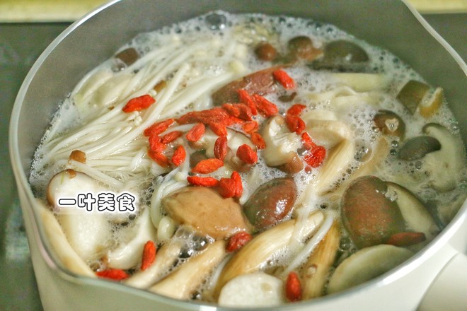 Chinese Wolfberry and Mixed Mushroom Soup recipe