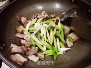 Stir-fried Pork with Garlic Sprouts recipe