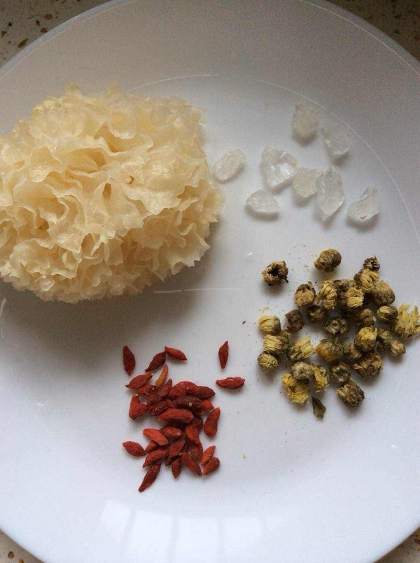 Tremella Chrysanthemum Soup recipe