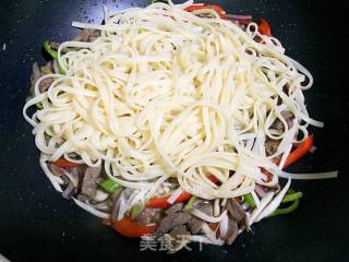Stir-fried Spaghetti with Black Pepper Steak recipe