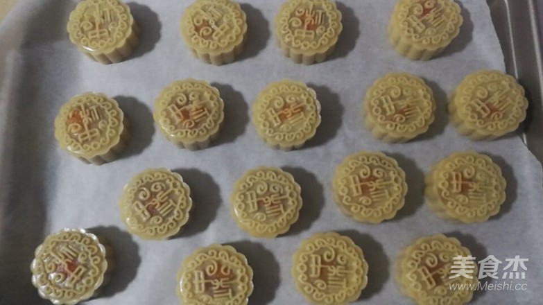 Cantonese Bean Paste Egg Yolk Mooncake recipe