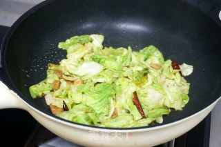 Stir-fried Cabbage with Oil Residue recipe