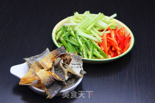 Stir-fried Dried Preserved Fish with Colored Pepper recipe