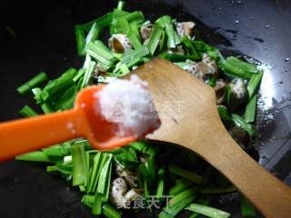 Stir-fried Snails with Chives recipe