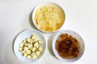 Peach Gum, Tremella and Pineapple Sweet Soup recipe