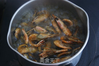 Four Processes of Simmering, Deep-frying and Frying to Create A European Cup of Finger-sucking Snacks-finger-sucking Arctic Shrimp with Tea recipe