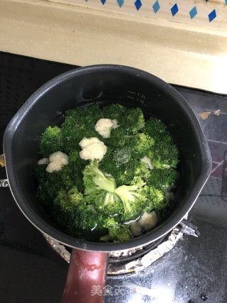 Stir-fried Sausage with Two-color Cauliflower recipe