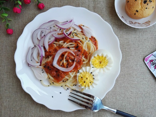 Spaghetti with Onion and Egg Meat Sauce recipe