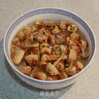 Make A Good Soup for The Family with Heart ----- Stewed Chicken with Matsutake recipe