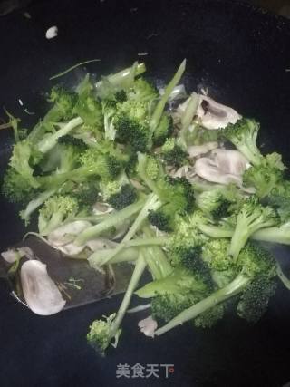 Green Garlic and Straw Mushroom Broccoli recipe