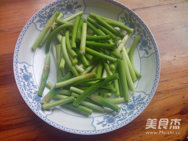 Stir-fried Seafood Mushroom with Garlic Moss recipe