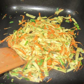 Stir-fried Scallion Egg Shreds with Carrots recipe