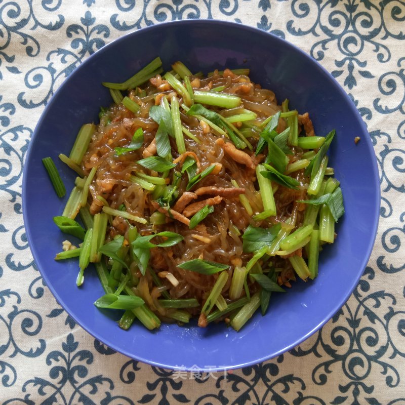 Celery Stir-fried Noodles recipe