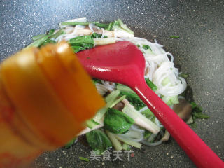 Stir-fried Rice Noodles with Xiuzhen Mushroom and Cabbage recipe