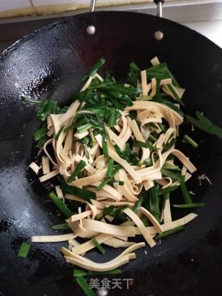 Stir-fried Dried Tofu with Chives recipe