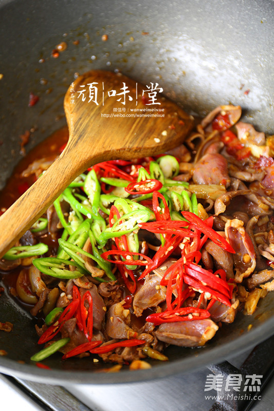 Stir-fried Chicken Gizzards with Pickled Pepper and Lotus Root recipe