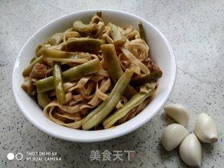 Steamed Noodles with Beans and Garlic Moss recipe