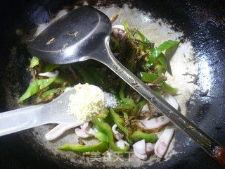 Fried Squid with Dried Plums, Green Peppers recipe