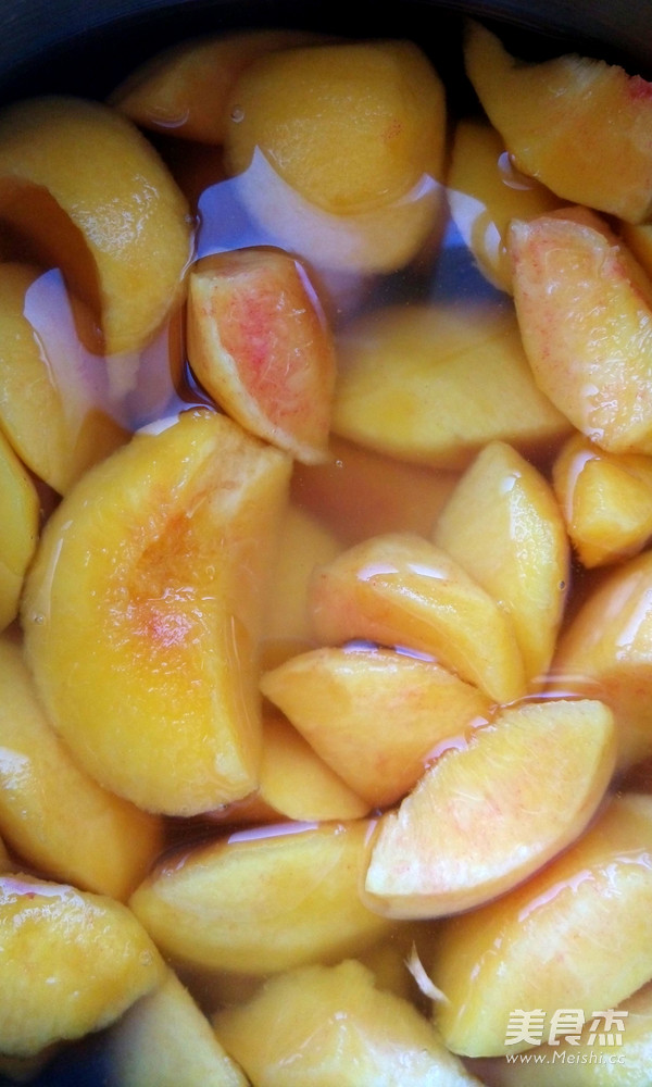 Homemade Canned Yellow Peaches in Syrup recipe