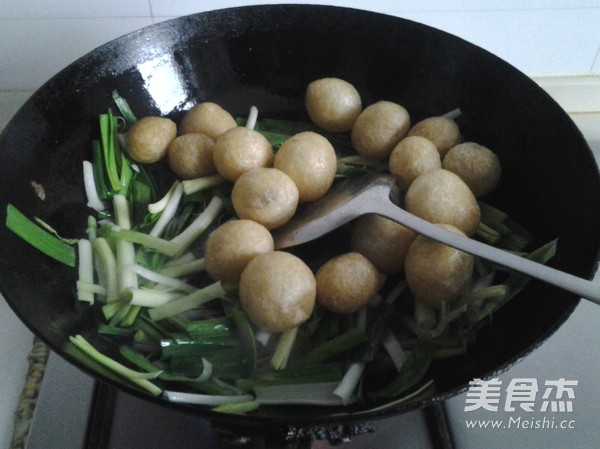 Fried Gluten with Garlic Leaves and Egg Crust recipe