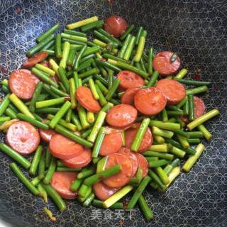 Sausage Fried with Garlic Moss recipe