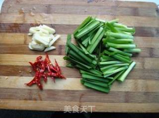 Stir-fried Loofah with Leek recipe
