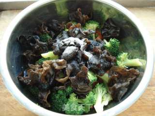 Broccoli with Fungus recipe