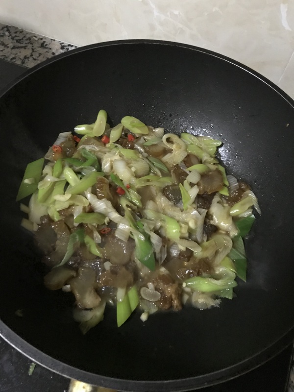 Beef Tendon Fried with Green Onions recipe