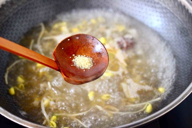 One-pot Stew with Moss and Sea Prawn Vermicelli recipe