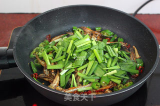 Stir-fried Dried River Fish with Leeks recipe