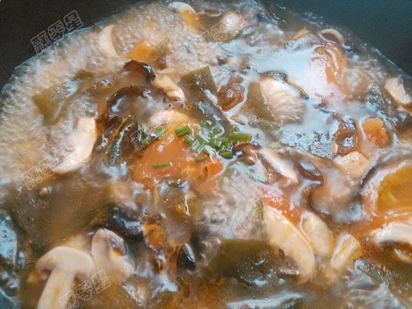 Tomato Fungus Seaweed Soup recipe