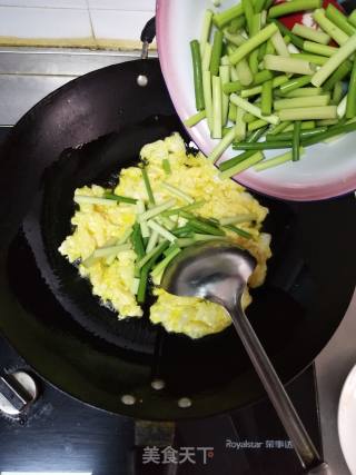 Scrambled Eggs with Garlic Moss recipe