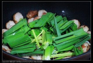 Stir-fried Pork Rolls with Celery and Garlic Sprouts recipe