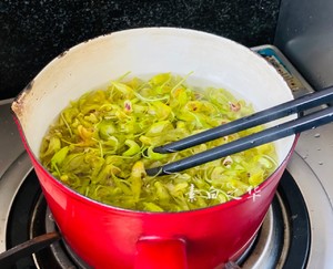 Pure Vegetarian Salad with Dendrobium Flowers recipe