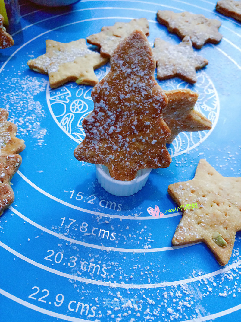 Christmas Biscuits-icing Brown Sugar Sweet and Crispy Biscuits ~ Christmas Occasions, Small Pine Tree Icing Brown Sugar Biscuits for Babies recipe