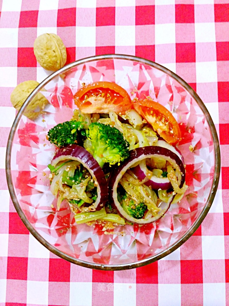 Broccoli with Tomato and Walnut Sauce recipe