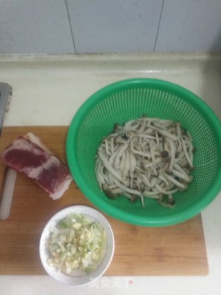 Stir-fried Pork Belly with Crab Mushroom recipe