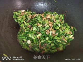Stir-fried Chicken with Garlic Sprouts recipe