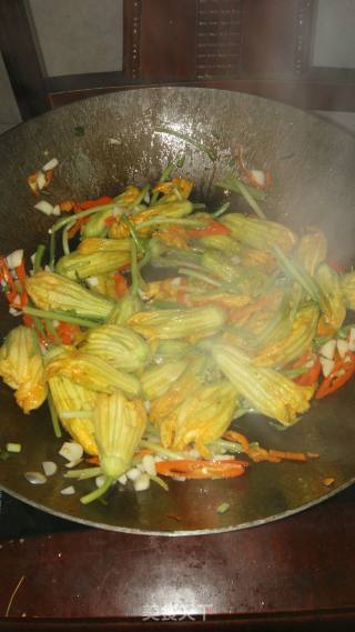 Stir-fried Pumpkin Flowers with Garlic recipe