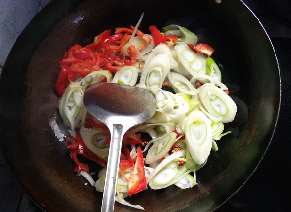 Stir-fried Lamb Slices with Scallions recipe